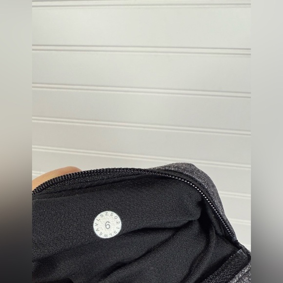 Lululemon women’s gray and black cropped capri leggings. Size 6. - Picture 7 of 7
